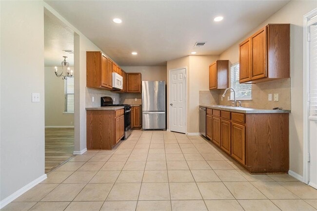 Building Photo - 401 Spruce Dr