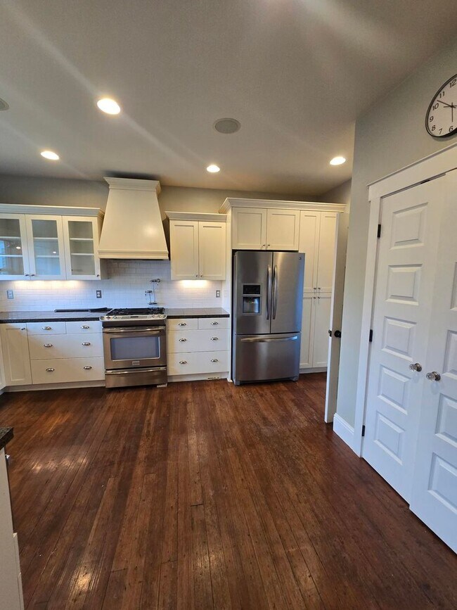 Building Photo - Spacious 5 Bedroom Home in Burlington - Available for Rent