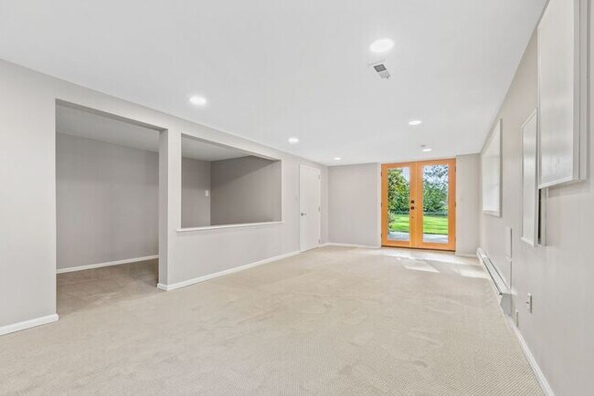 Building Photo - Sunny Air Conditioned Mercer Island Charmer!