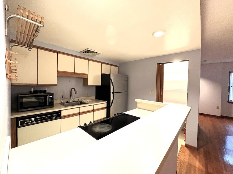 Building Photo - 28 Parkman St