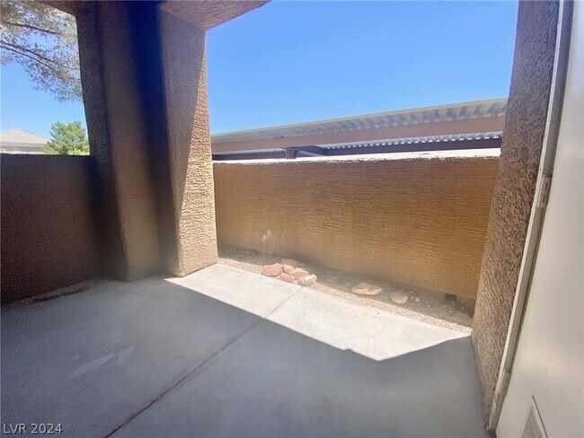 Building Photo - 8070 W Russell Rd