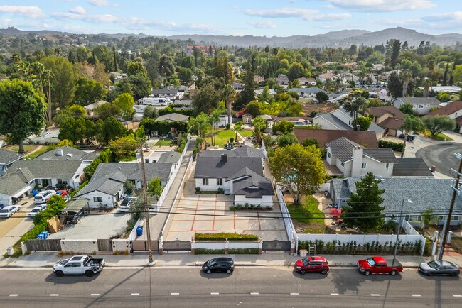 Primary Photo - 23036 Burbank Blvd