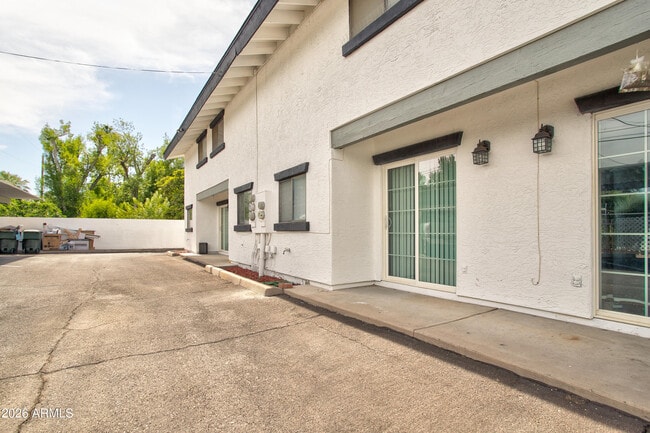 Building Photo - 2215 W Augusta Ave