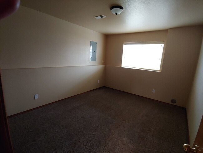 Building Photo - Large 3/2 in the Singing Hills Neighborhoo...