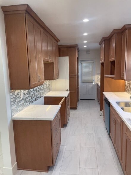 Building Photo - 1067 W 83rd St