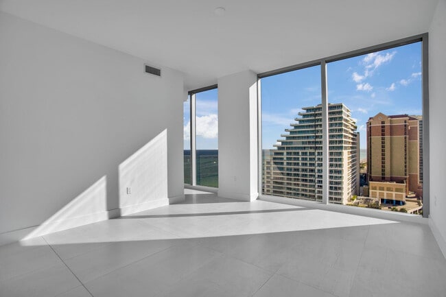 Building Photo - 153 N Seabreeze Blvd