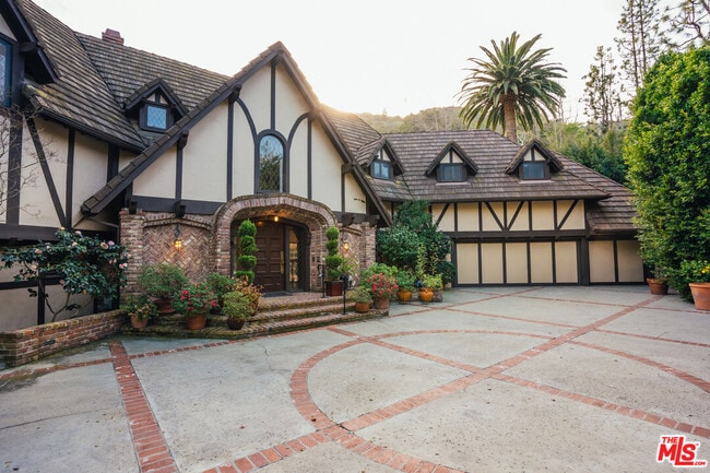 Building Photo - 1509 Stone Canyon Rd