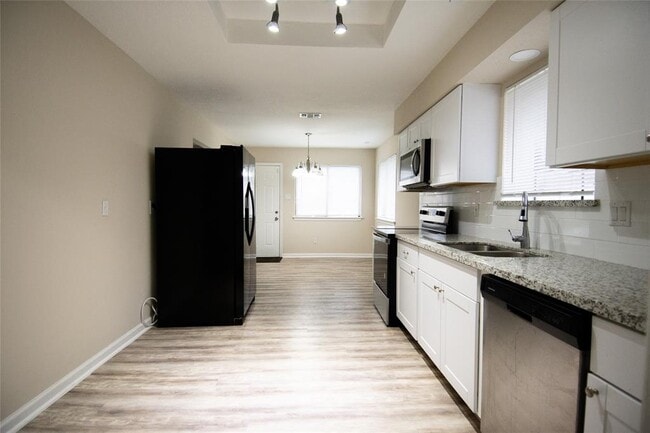 Building Photo - 9010 Arlington Forest Dr