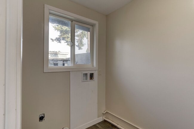 Building Photo - 850 SW 6th Ave