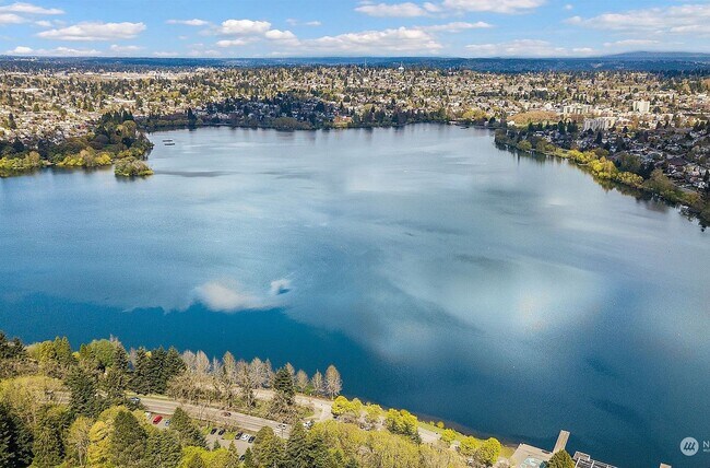 Building Photo - Greenlake Remodel - 1 Bed / 1 Bath, In Unit Washer / Dryer