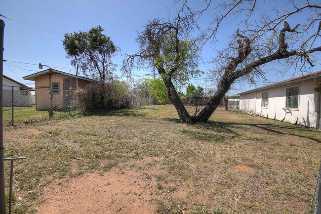 Building Photo - 105 Lake Breeze Dr