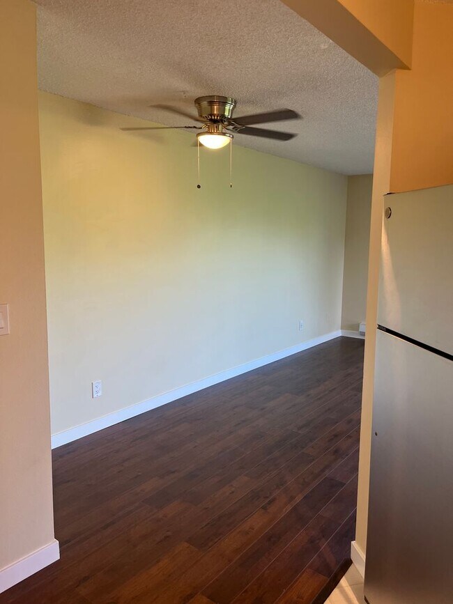 Building Photo - Spacious Renovated 2 Bed 1.5 Bath with Cor...