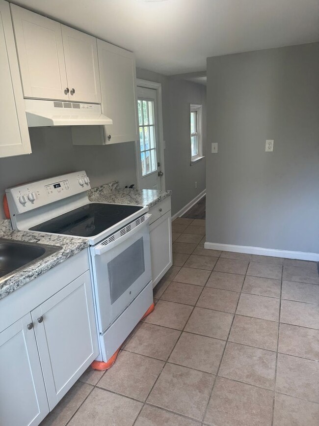 Building Photo - Charming 2 bedroom, 1 bath recently updated home ready for move in