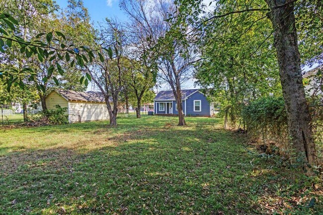 Building Photo - 1708 N Woods St