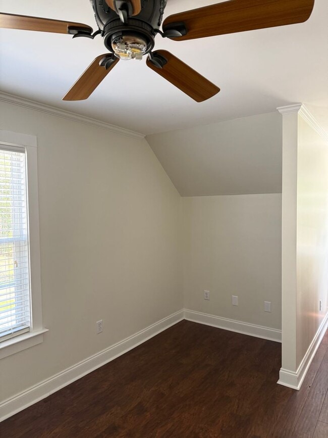 Building Photo - 209 Pineridge Dr