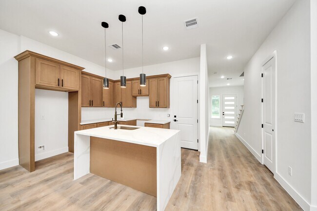 Building Photo - 8206 Colonial Ln