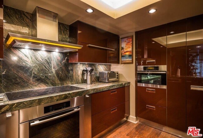 Building Photo - 13700 Marina Pointe Dr