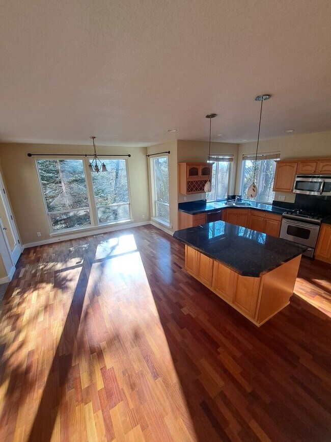 Building Photo - Secluded 5 bedroom Amazing Views Green Space