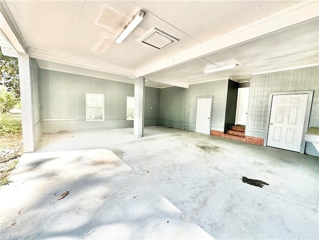 Building Photo - 1005 Seminole Trail