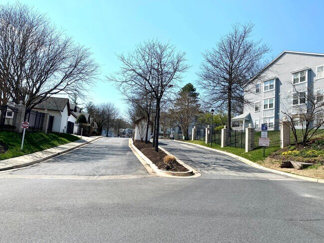Building Photo - 3313 Sir Thomas Dr