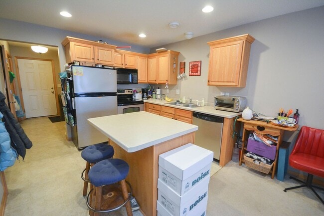 Building Photo - 2br townhouse near many shopping & dining ...
