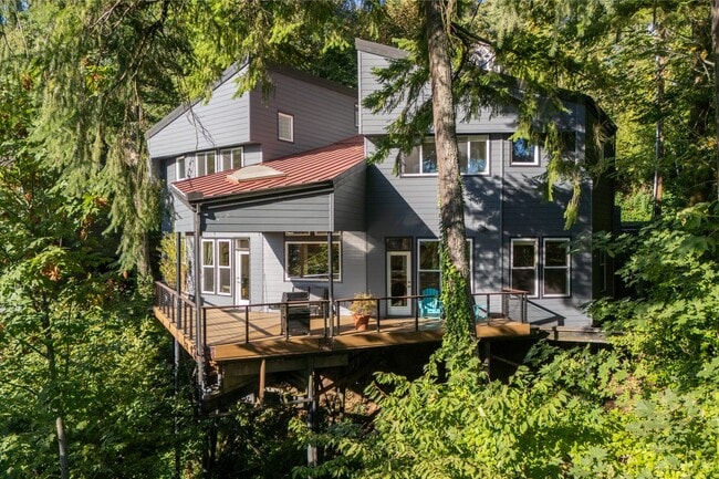 Building Photo - Sleek, spacious 3-bdrm/2.5-bath contemporary in SW Hills. Office, wine cellar, views, near Washin...