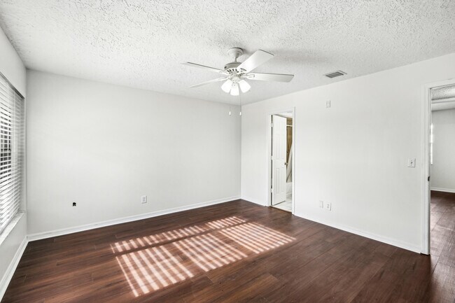Building Photo - 12012 Greenway Cir S