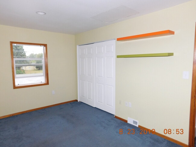 Building Photo - Large Single Family Home