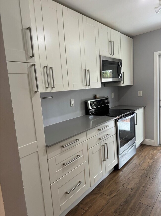 Building Photo - 315 SE 23rd Ave