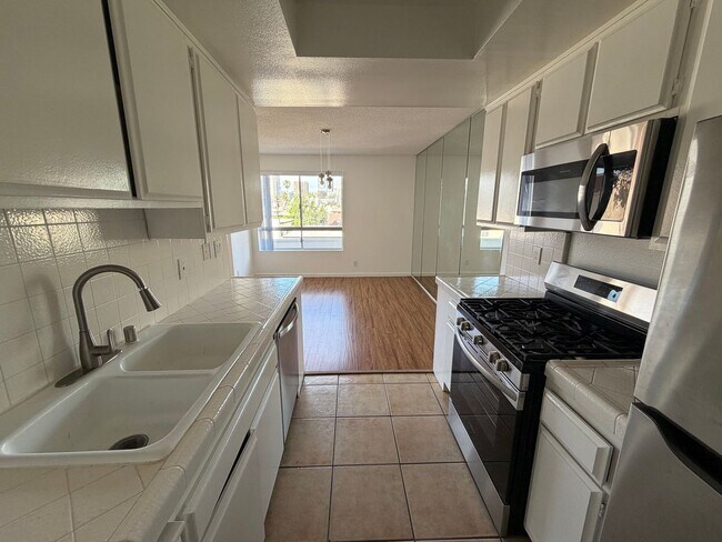 Building Photo - 2 BEDROOM CONDO UNIT IN THE WEST LA AREA 646 481 4404