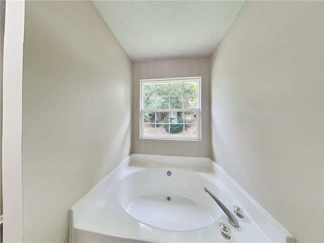 Building Photo - 220 Ashland Manor Dr