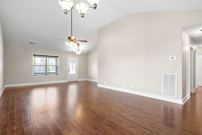 Building Photo - Pet Friendly Three Bedroom!