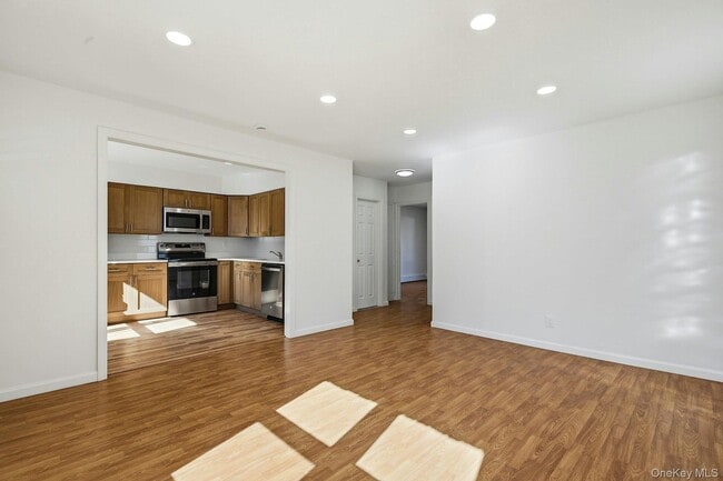 Building Photo - 35 Yennicock Ave