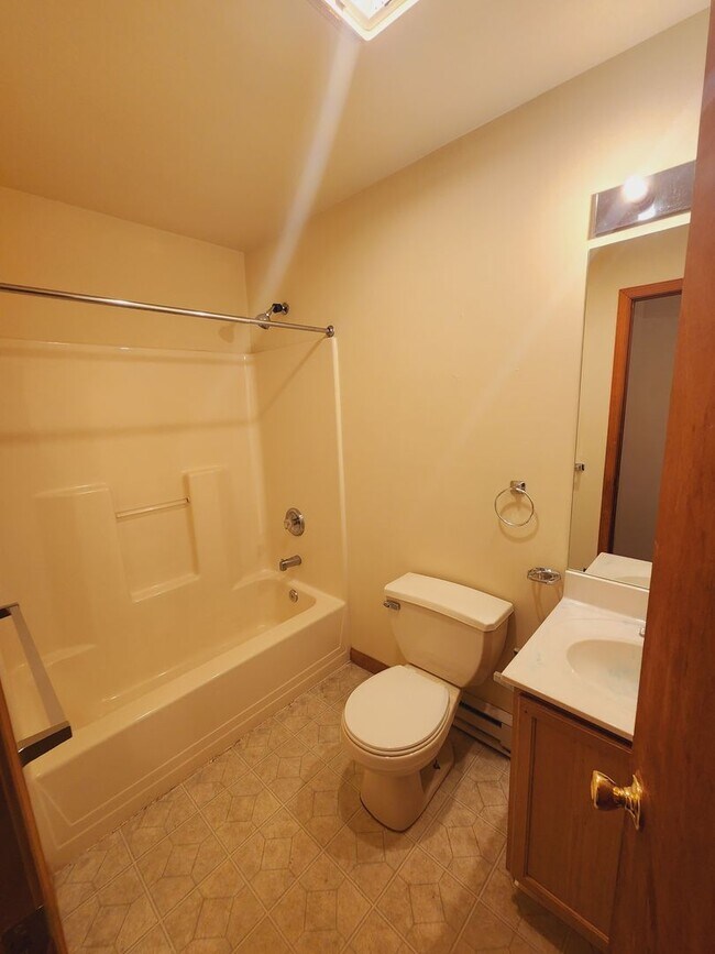 Building Photo - Wonderful 3 bedroom 2.5 bath home w/garage