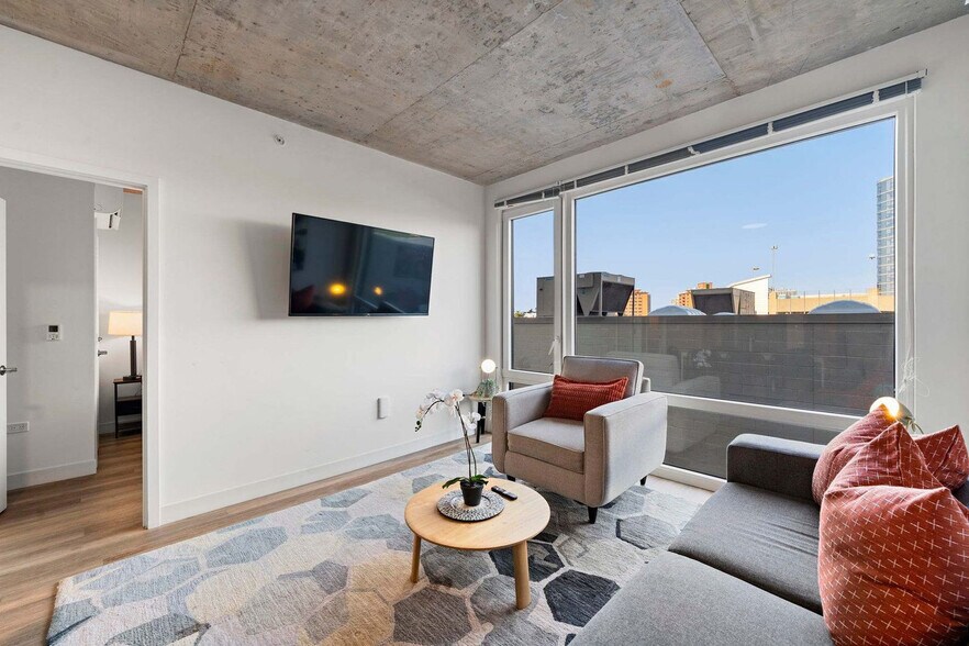 Building Photo - 853 W Blackhawk St