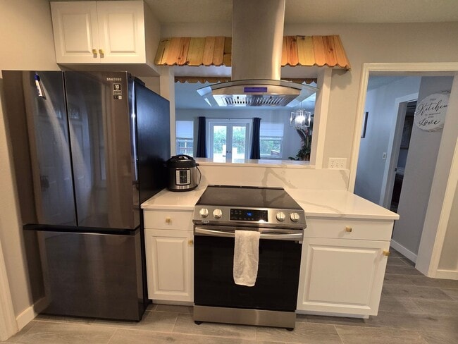 Building Photo - Remodeled 2 bed/ 2 bath/ 2 car garage ~ Annual Rental in Sarasota ~