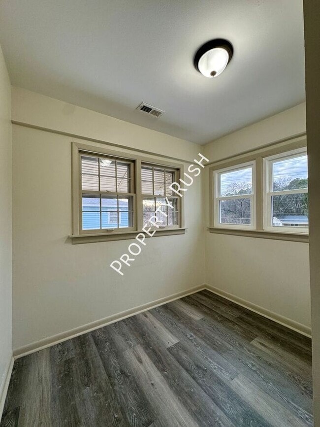 Building Photo - 1820 Tunnel Blvd