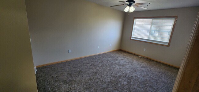 Building Photo - Rare 3 bedroom, 2.5 bathroom rental home w...