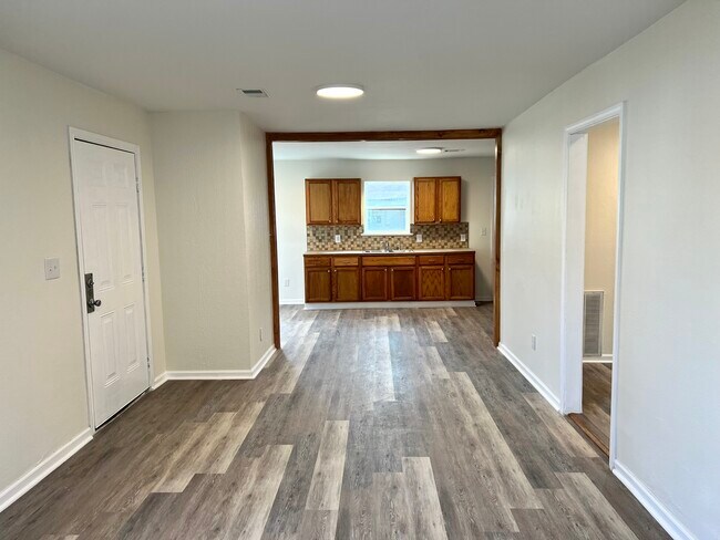 Building Photo - 1127 E Highland Ave