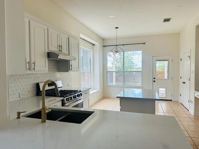Building Photo - 251 Fresno Springs