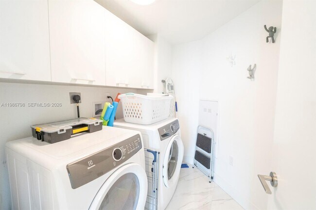 Building Photo - 300 Sunny Isles Blvd