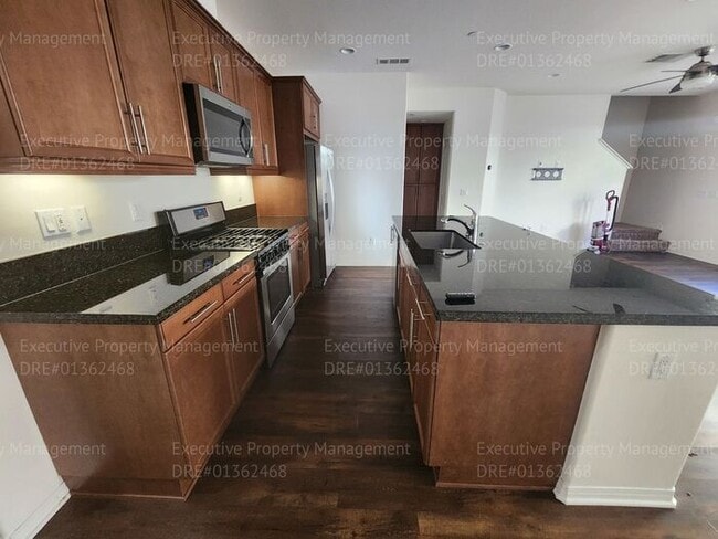 Building Photo - 3 bedroom/ 2.5 bathroom town home located in a secured gated community.