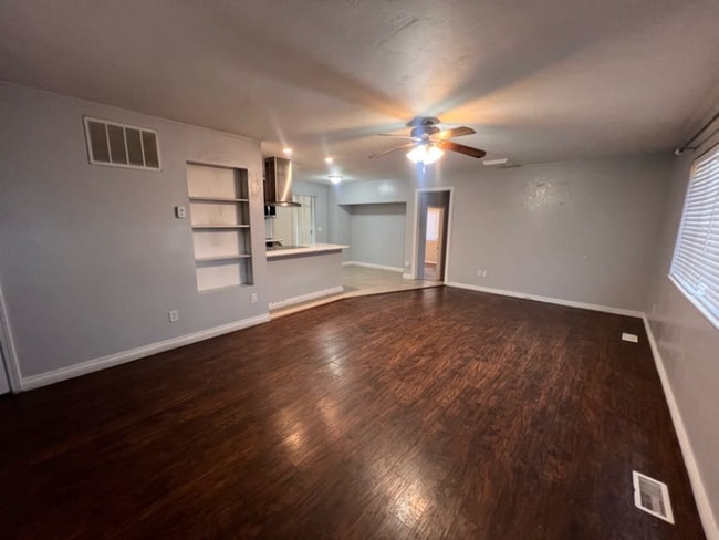 Building Photo - 3004 Ladore St