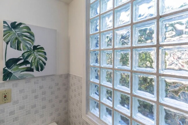 Building Photo - 2 Bed, 1 Bath in the Irvington Neighborhood!