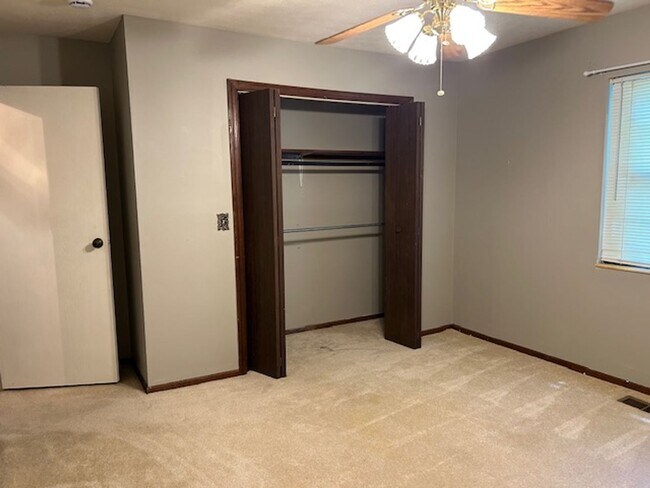 Building Photo - 2500 sq. ft. 4 Bedroom Ranch Home w/Large ...