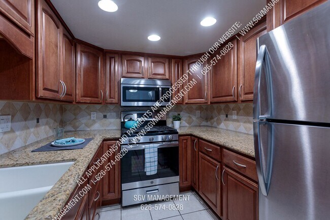 Building Photo - Condo with Pool, Washer & Dryer, Hardwood ...