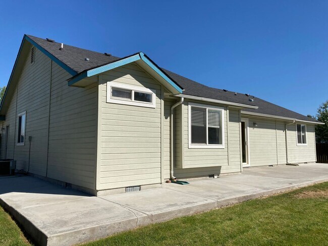 Building Photo - 928 N Middlemist Pl - Awesome Backyard, Go...