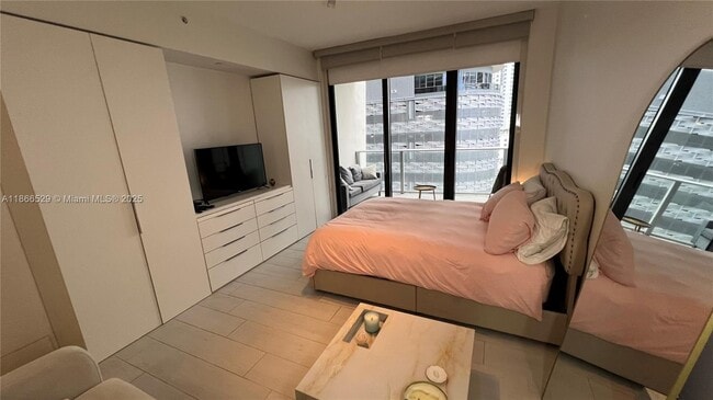 Building Photo - 1010 Brickell Ave