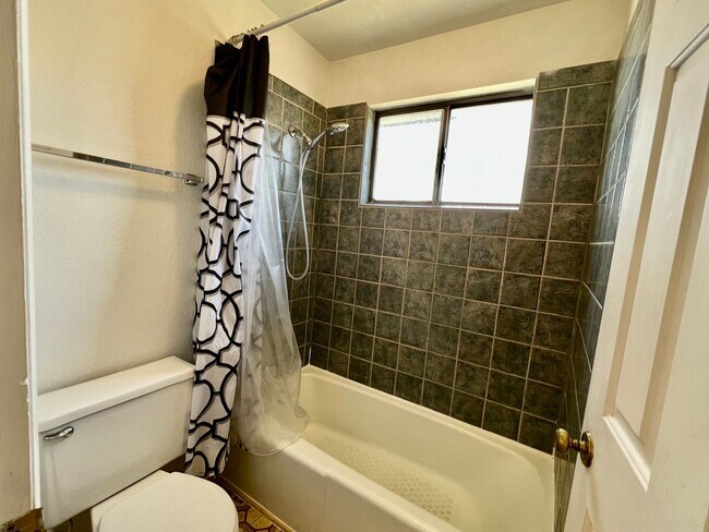 Building Photo - 508 E 7th St