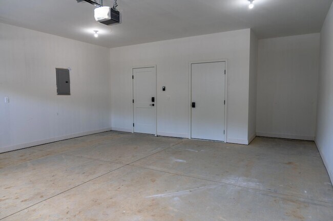 Building Photo - 8456 Oak Shade Ct